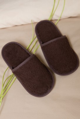 Confort ladies' closed-toe terry cloth slippers chocolate 2