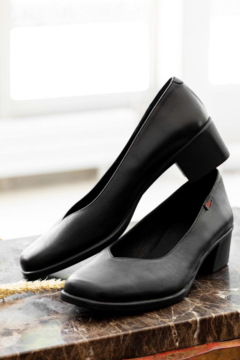 Naomi court shoes black