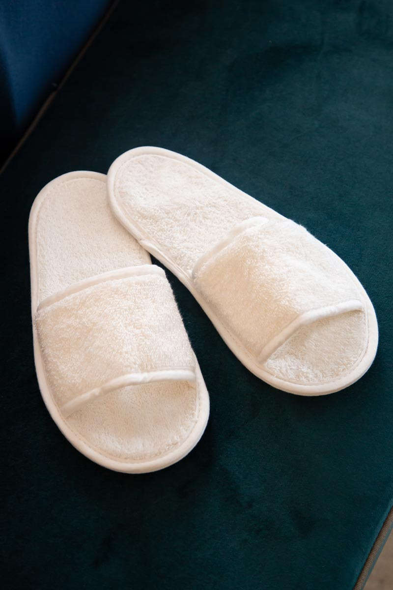 Open-Toe Unisex Slippers White