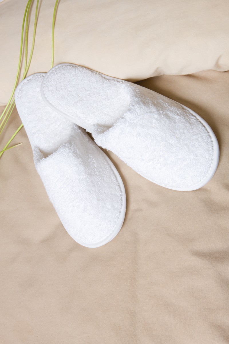 Confort ladies' closed-toe terry cloth slippers white