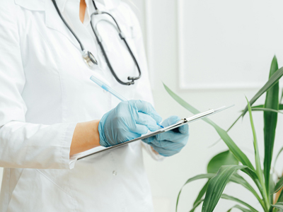 Comment choisir une blouse de chimie adaptée aux professionnels de santé ?